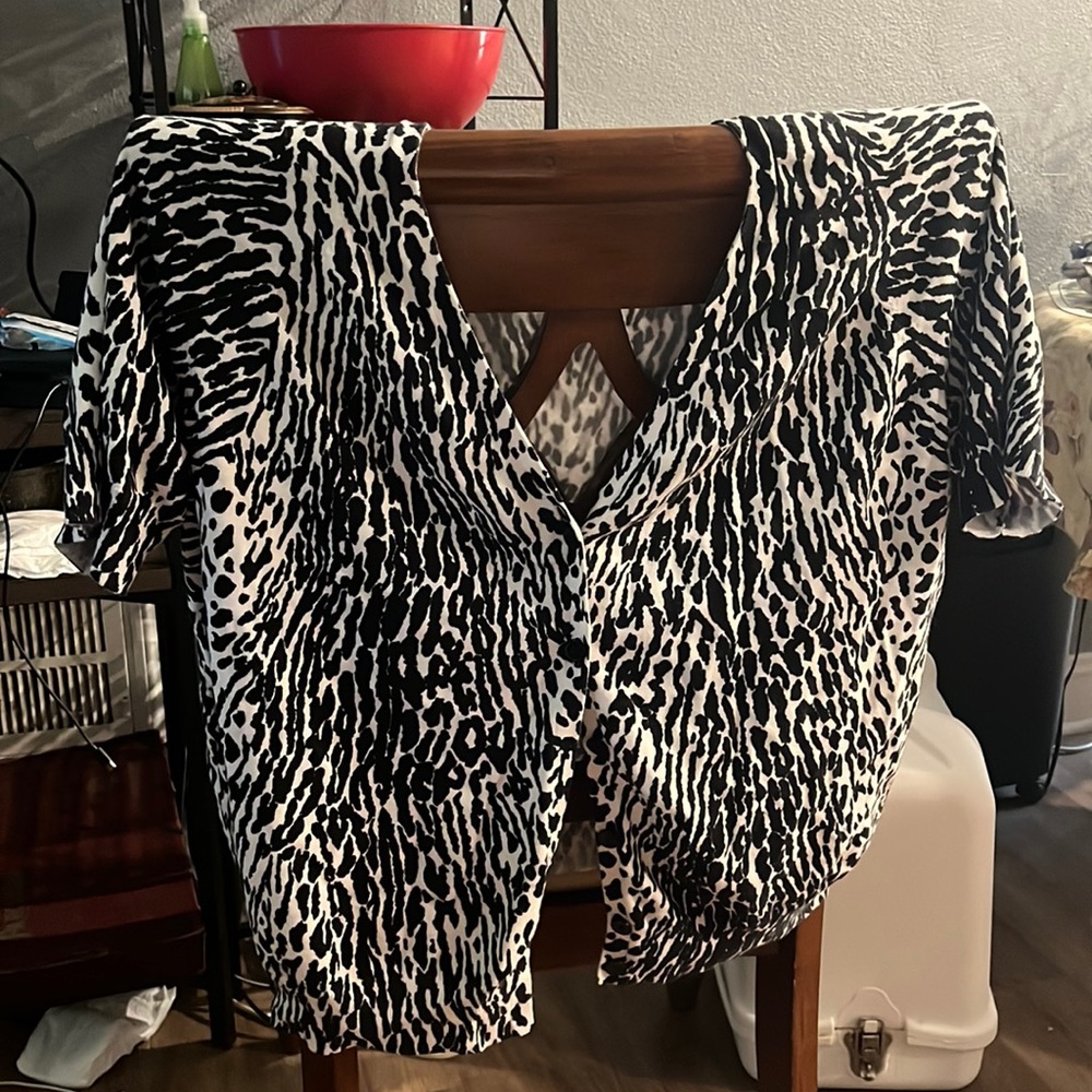 Talbots woman’s 3x button up shirt that is short sleeved in a zebra pattern b&w